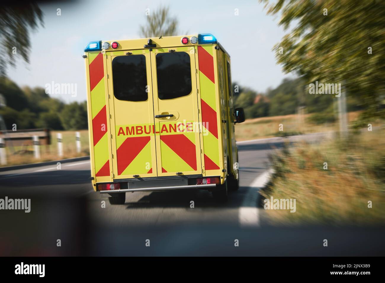 Ambulanza auto di servizio medico di emergenza su strada in movimento sfocato. Temi di salvataggio, urgenza e assistenza sanitaria. Foto Stock