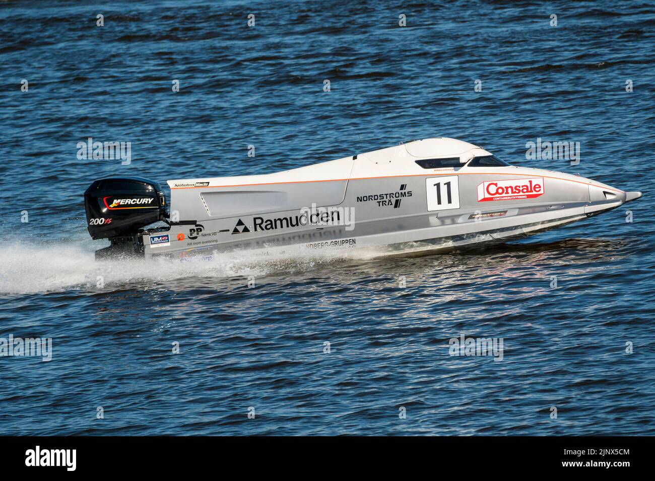 KUPISKIS, LITUANIA, 13th agosto 2022 : le barche a motore corrono al Campionato del mondo UIM F2 Foto Stock