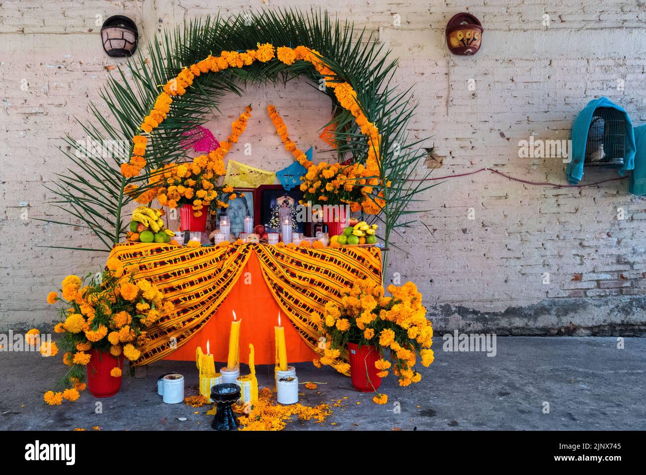 Un altare dei morti (altare de Muertos) è collocato all'interno di una casa durante le celebrazioni del giorno dei morti a Tlapa de Comonfort, Guerrero, Messico. Foto Stock