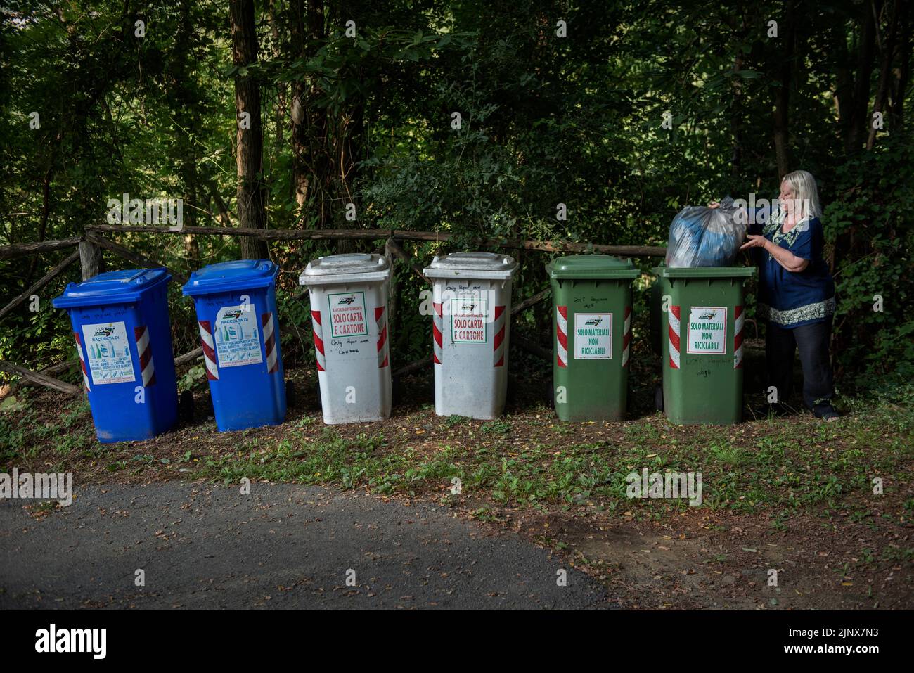 Bidoni per rifiuti Italia Toscana 2018 modello rilanciato Donna ricicla i rifiuti in bidoni corretti.woman, Foto Stock