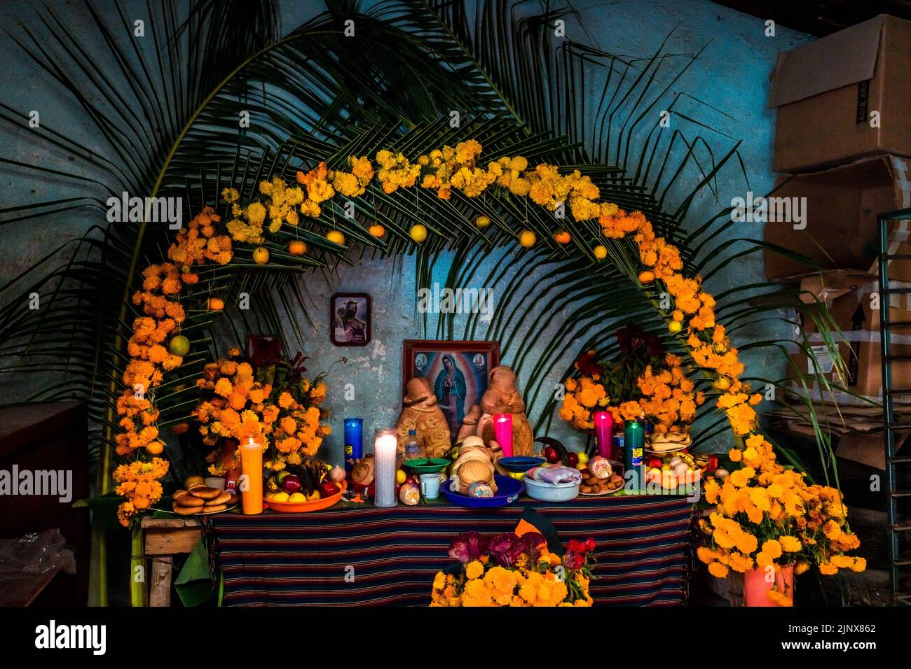 Un altare dei morti (altare de Muertos) è collocato all'interno di una casa durante le celebrazioni del giorno dei morti a Xalpatláhuac, Guerrero, Messico. Foto Stock