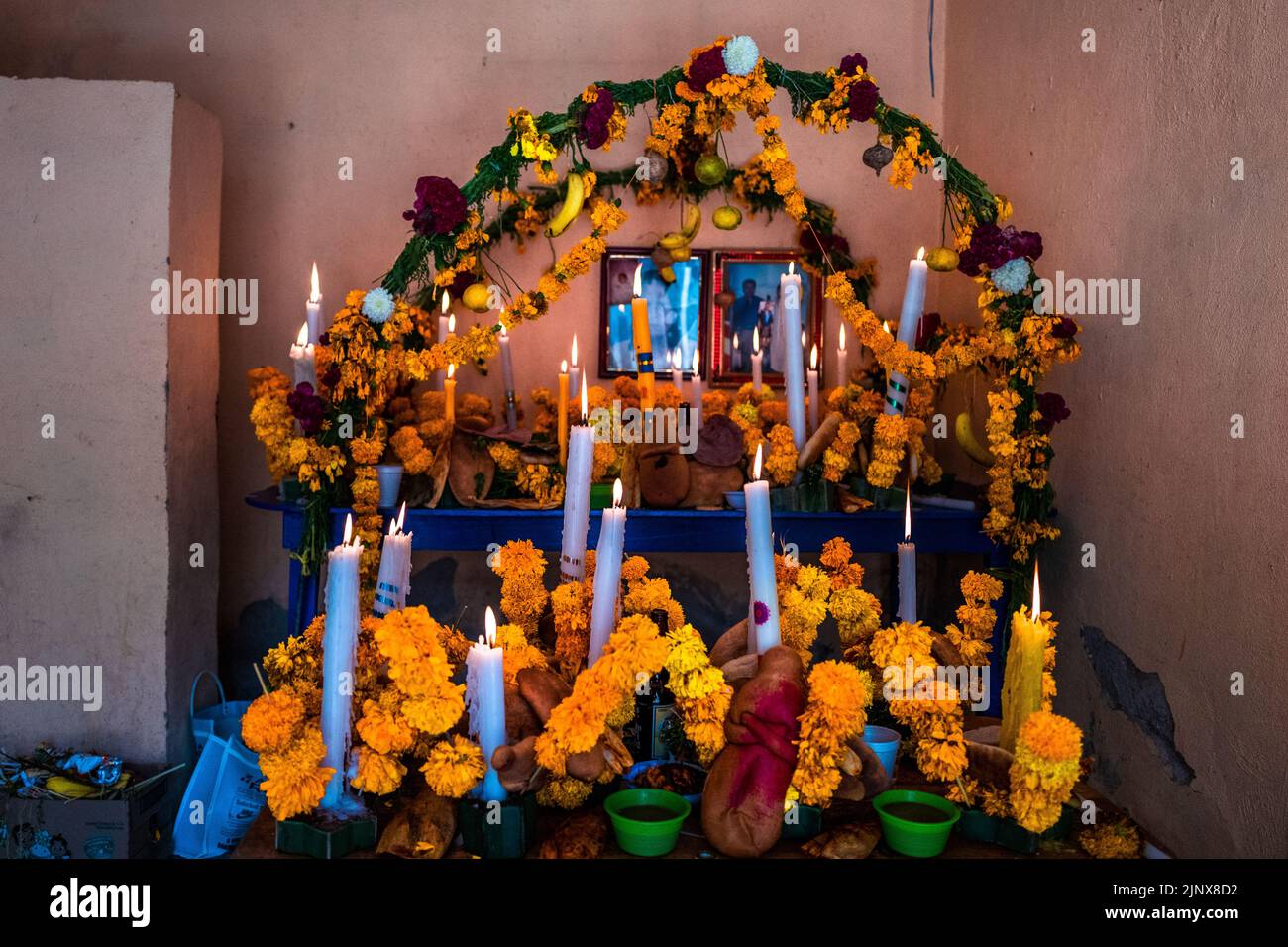 Un altare dei morti (altare de Muertos) è collocato all'interno di una casa durante le celebrazioni del giorno dei morti a Xalpatláhuac, Guerrero, Messico. Foto Stock
