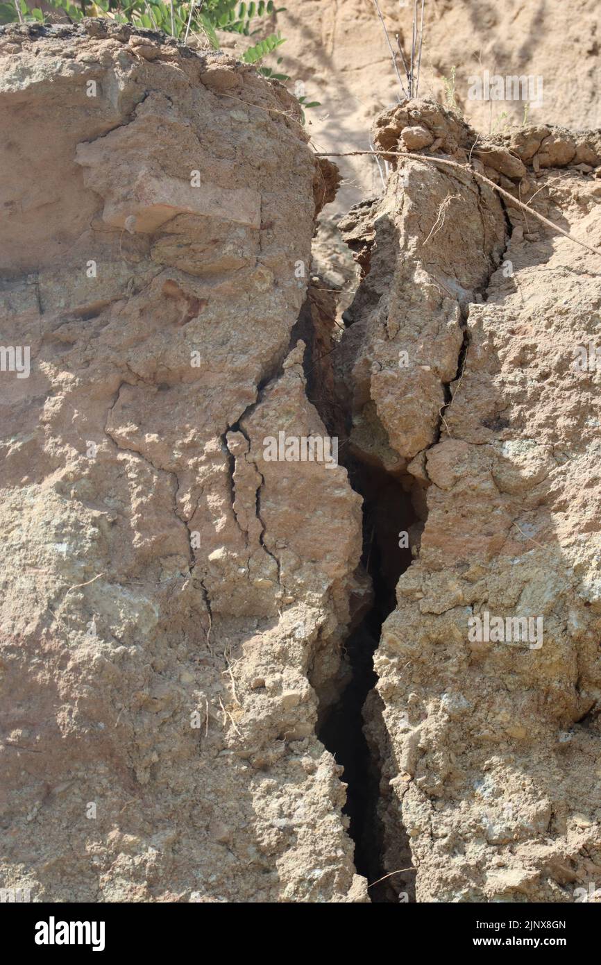 La terra si incrina tra due strati opposti della terra Foto Stock