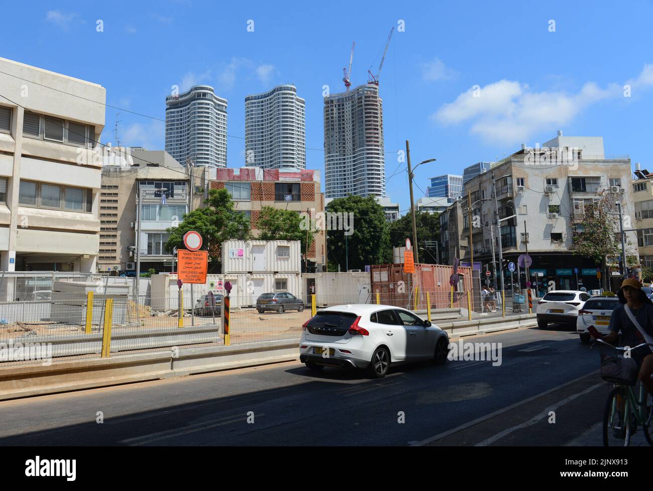Tel-Aviv, Israele. Luglio 2022. La ferrovia leggera in contrazione su via Ibn Gabirol. Foto Stock