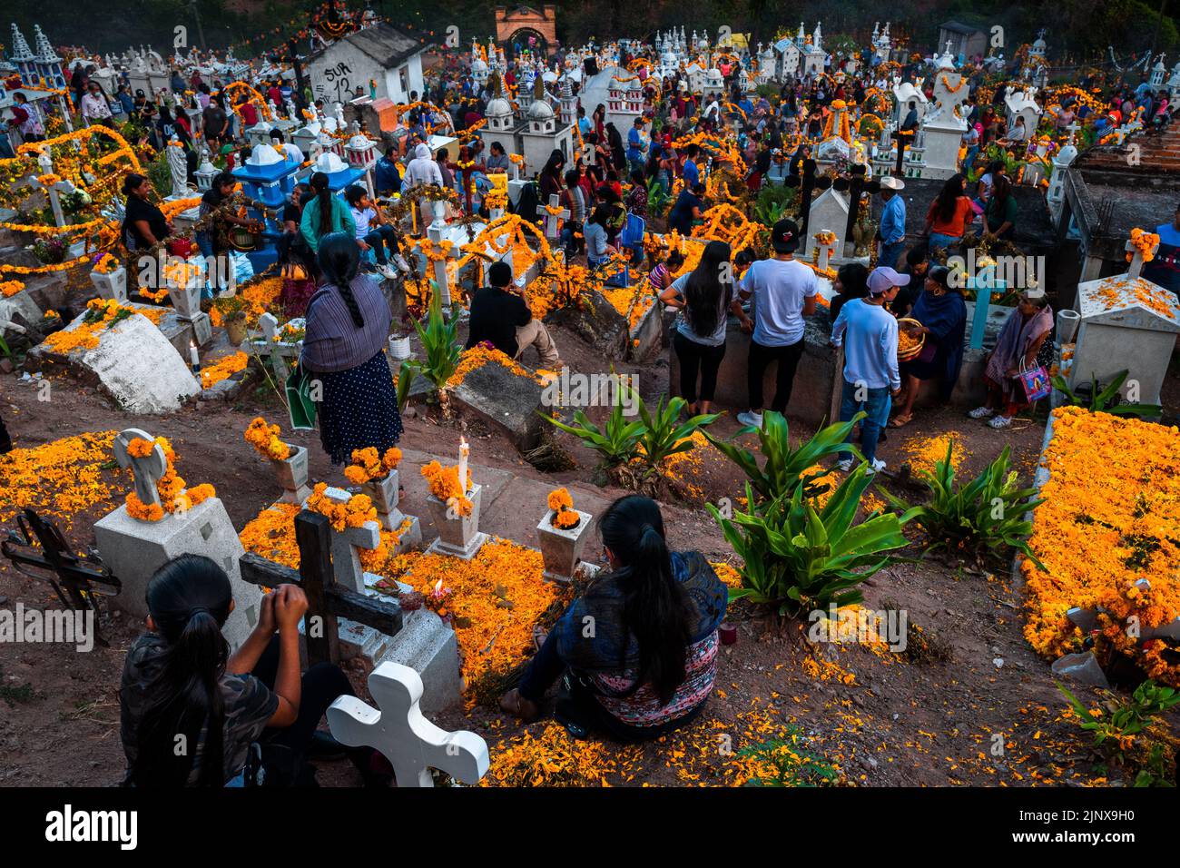 Gli indigeni Mixtec partecipano alle celebrazioni del giorno dei morti in un cimitero di Xalpatláhuac, Guerrero, Messico. Foto Stock