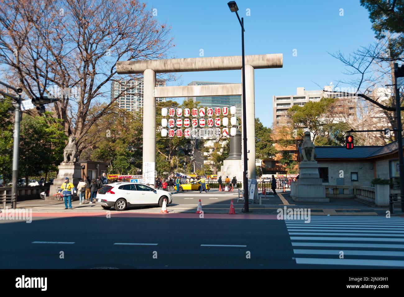 Città di Chiyoda, Tokyo, Giappone - 02 gennaio 2020: Ingresso parcheggio al santuario di Yasukuni, famoso e tradizionale santuario Shinto situato a Tokyo, Giappone. Hor Foto Stock