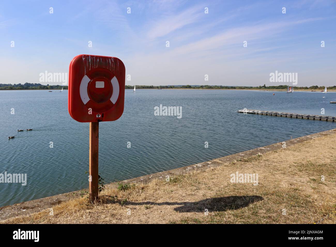 Island Barn Reservoir, Molesey, Surrey, Regno Unito. 14th ago, 2022. Dato che la siccità è dichiarata in diverse regioni del Regno Unito, i livelli delle acque del bacino idrico di Island Barn a Molesey, Surrey sono leggermente inferiori al normale. Questo serbatoio è uno dei numerosi nell'area gestita da Thames Water che fornisce acqua potabile a 15 milioni di clienti attraverso Londra e la Valle del Tamigi. Credit: Julia Gavin/Alamy Live News Foto Stock