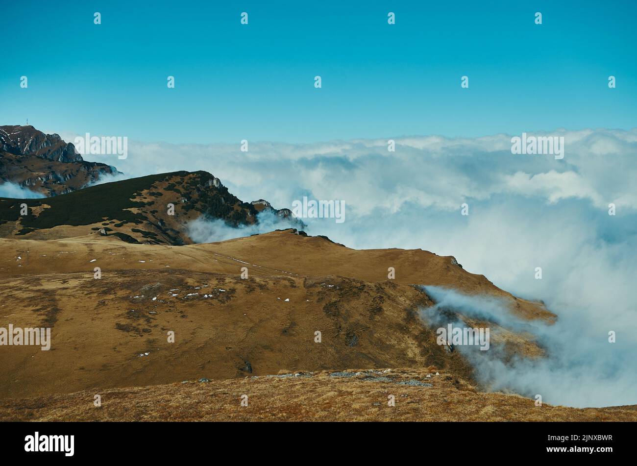 Nuvole ai margini di una montagna. Foto Stock