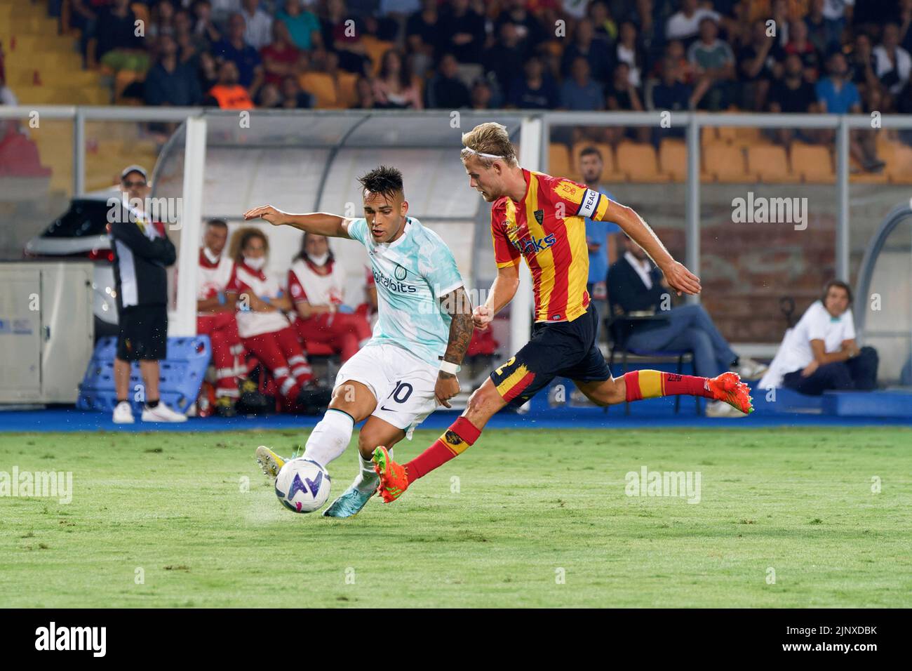 Via del Mare, Lecce, Italia, 13 agosto 2022, Lautaro Marinez (FC Inter) e Morten Hjulmand (US Lecce) durante US Lecce vs Inter - FC interna Foto Stock