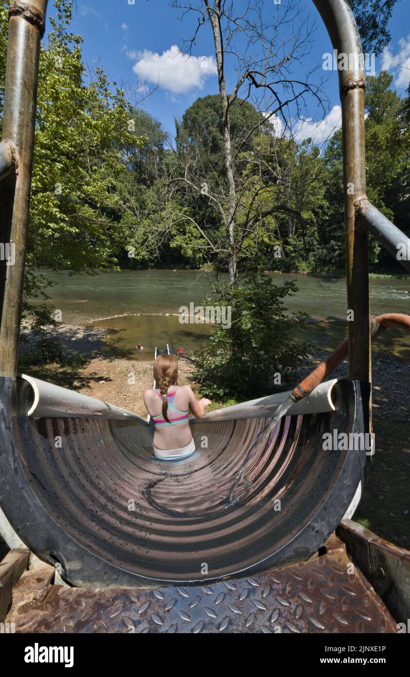 Ragazza su scivolo d'acqua a Shenandoah River, Virginia Foto Stock