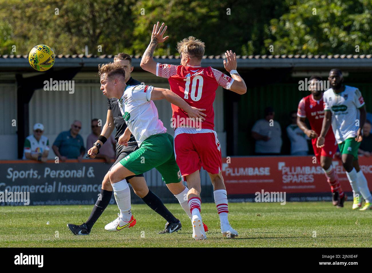 Azione calcistica della Isthmian League Premier (non-League): Calvin Davies, difensore del Bognor Regis Town FC, vince il calcio da Liam Nash (Hornchurch). Foto Stock