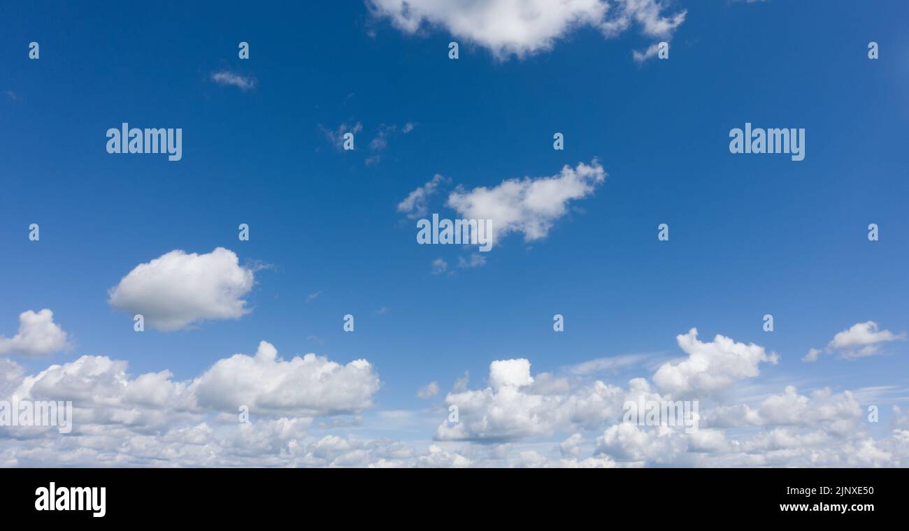 Foto del cielo blu con nuvole bianche Foto Stock
