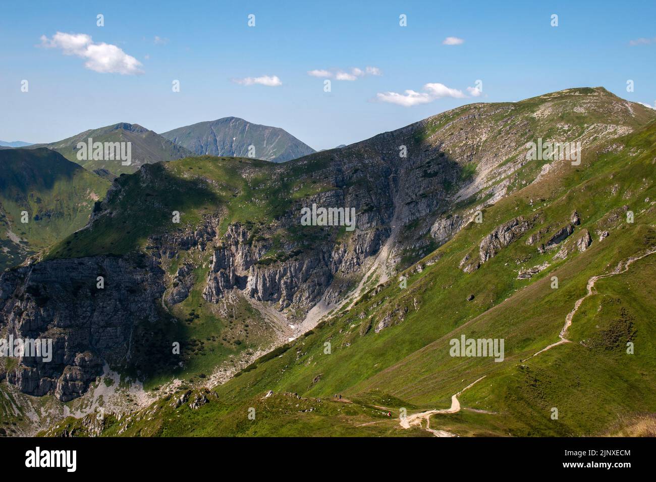 La vista dal sentiero escursionistico di cresta tra Kasprowy Wierch e Krzesanica vicino a Zakopane in Tatry polacco, Polonia Foto Stock