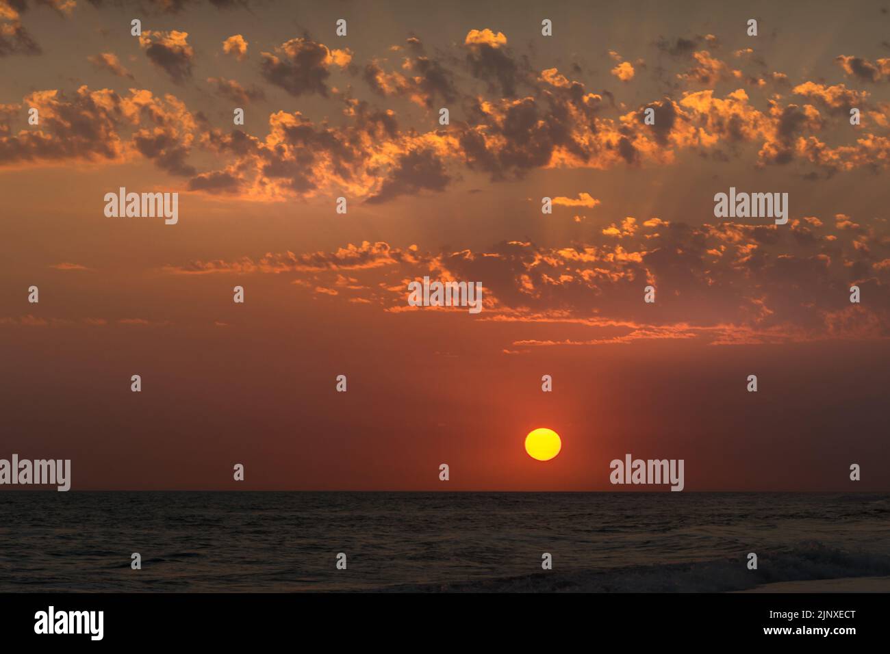 Paesaggio immagine di un bellissimo tramonto di un bellissimo tramonto con il sole sul mare che illumina le nuvole. Foto Stock