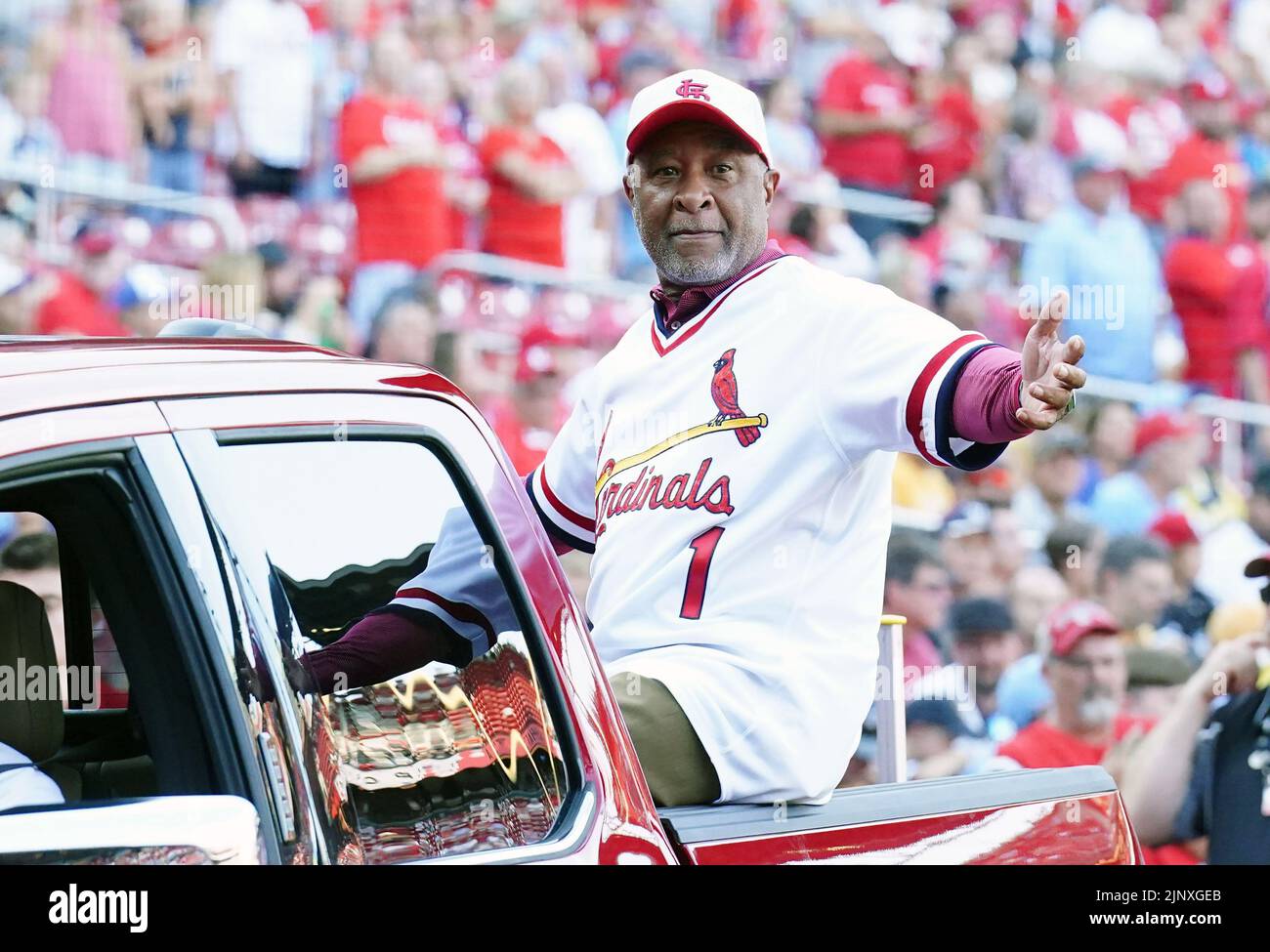 St. Louis, Stati Uniti. 14th ago, 2022. L'ex St. Louis Cardinals Ozzie Smith viene presentato durante la celebrazione della World Series the1982 prima di una partita contro i Milwaukee Brewers al Busch Stadium di St. Louis sabato 13 agosto 2022. Foto di Bill Greenblatt/UPI Credit: UPI/Alamy Live News Foto Stock