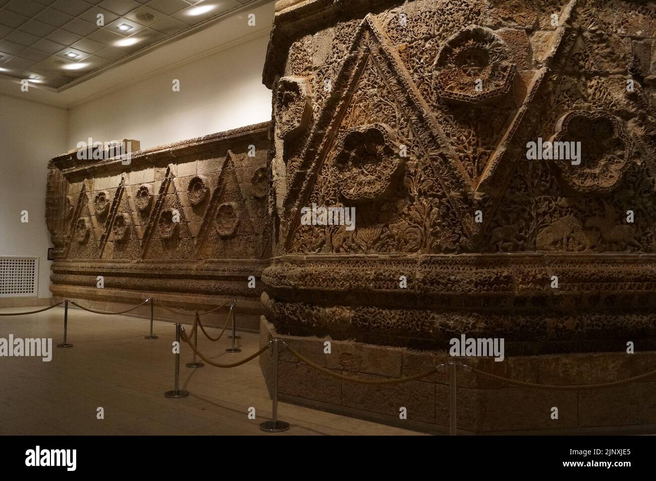 Berlino, Germania: Pergamonmuseum, particolare della facciata di Mshatta nel Museo di Arte Islamica Foto Stock