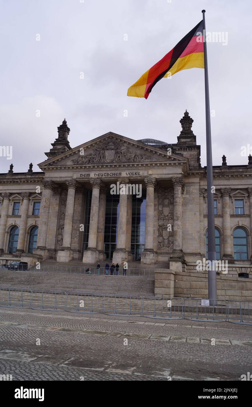 Berlino, Germania: Facciata del palazzo del Reichstag, il Parlamento tedesco. L'iscrizione recita 'al popolo tedesco' Foto Stock