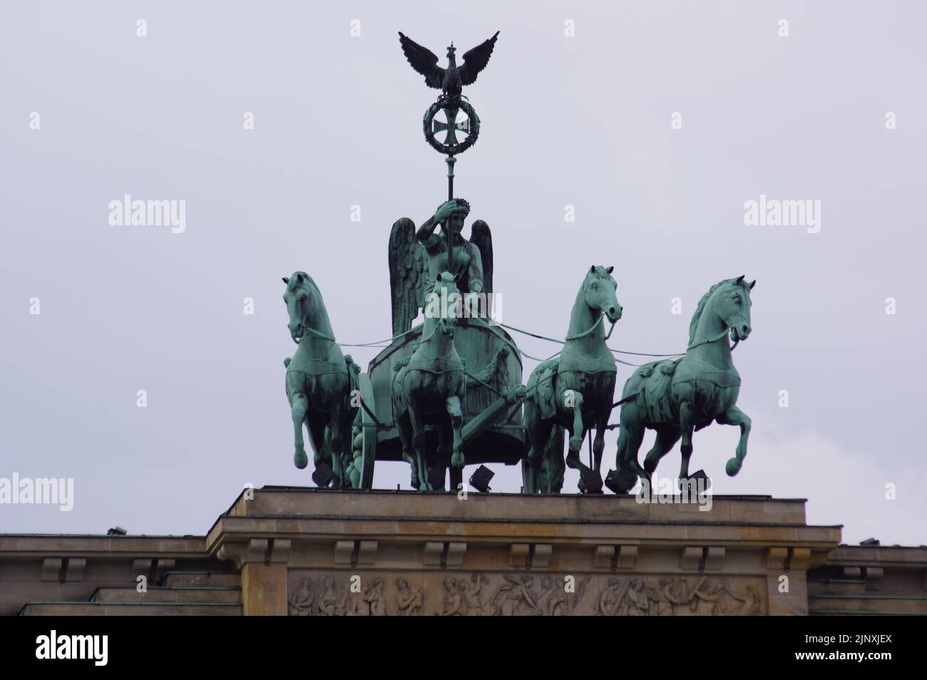 Berlino, Germania: La quadriga in cima al Brandenburger Tor (porta di Brandeburgo) Foto Stock