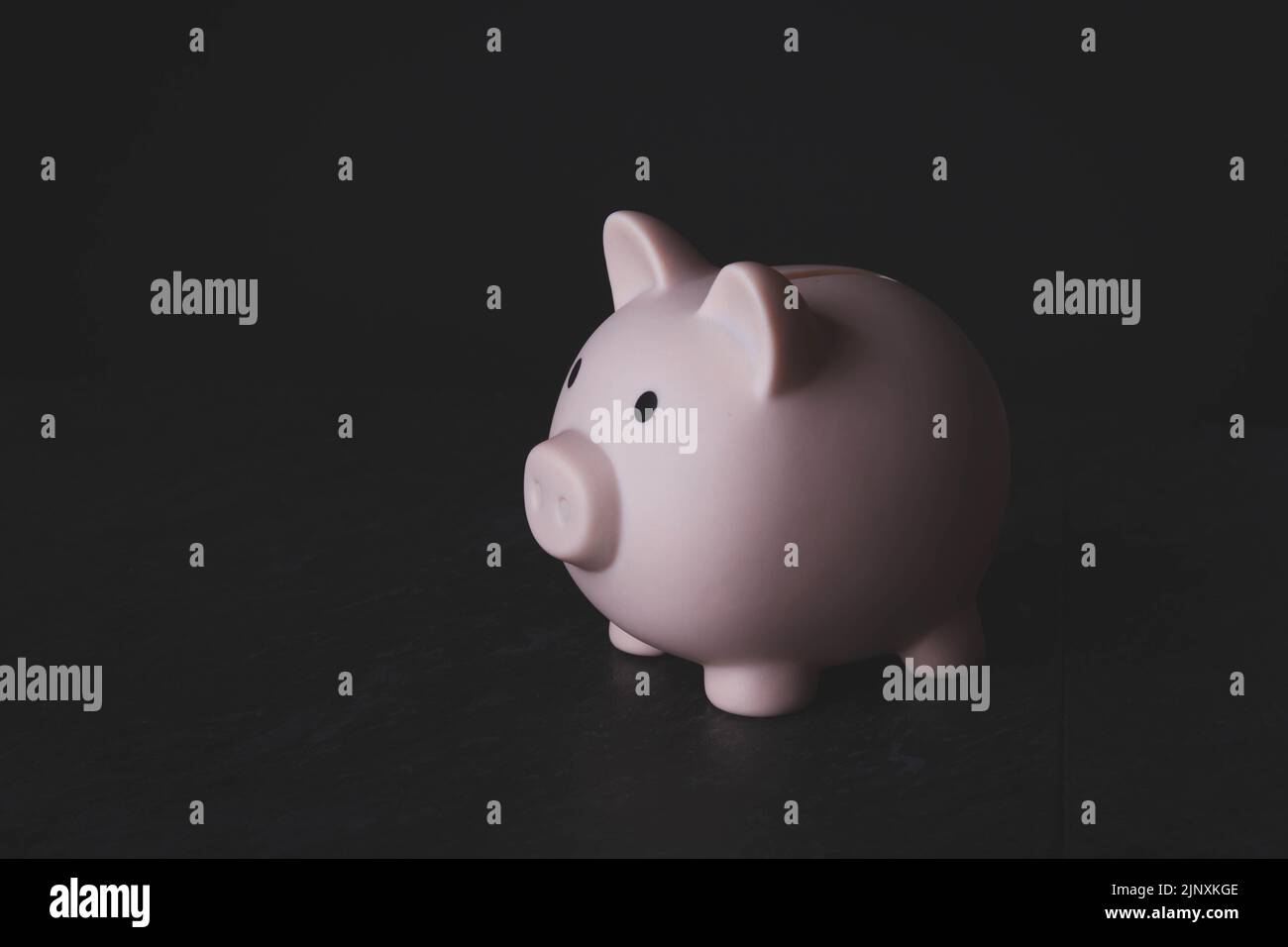 Accumulo di denaro. Immagazzinando le monete in una banca del piggy. Investimenti di interesse. Deposito bancario. Foto Stock