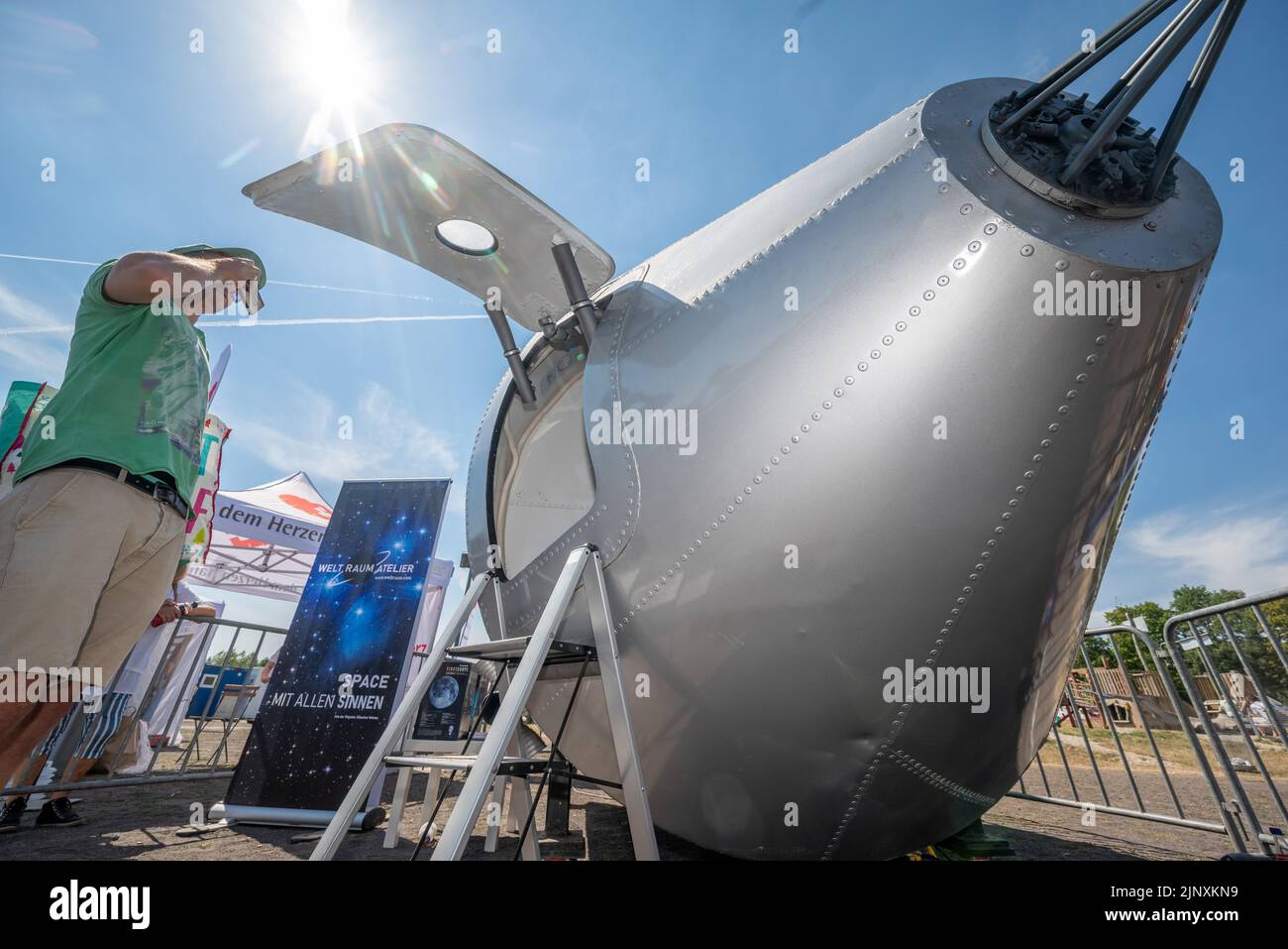 Bosen, Germania. 14th ago, 2022. EON Mann di Sankt Wendel scatta una foto della replica di una capsula Apollo 13 al party di benvenuto per l'astronauta Matthias Maurer a Bostalsee. Credit: Harald Tittel/dpa/Alamy Live News Foto Stock