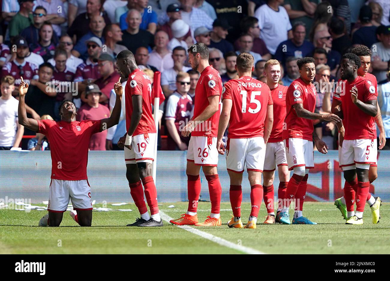 Il Taiwo Awoniyi (a sinistra) della Foresta di Nottingham celebra il primo goal della partita con i compagni di squadra durante la partita della Premier League presso il City Ground di Nottingham. Data immagine: Domenica 14 agosto 2022. Foto Stock