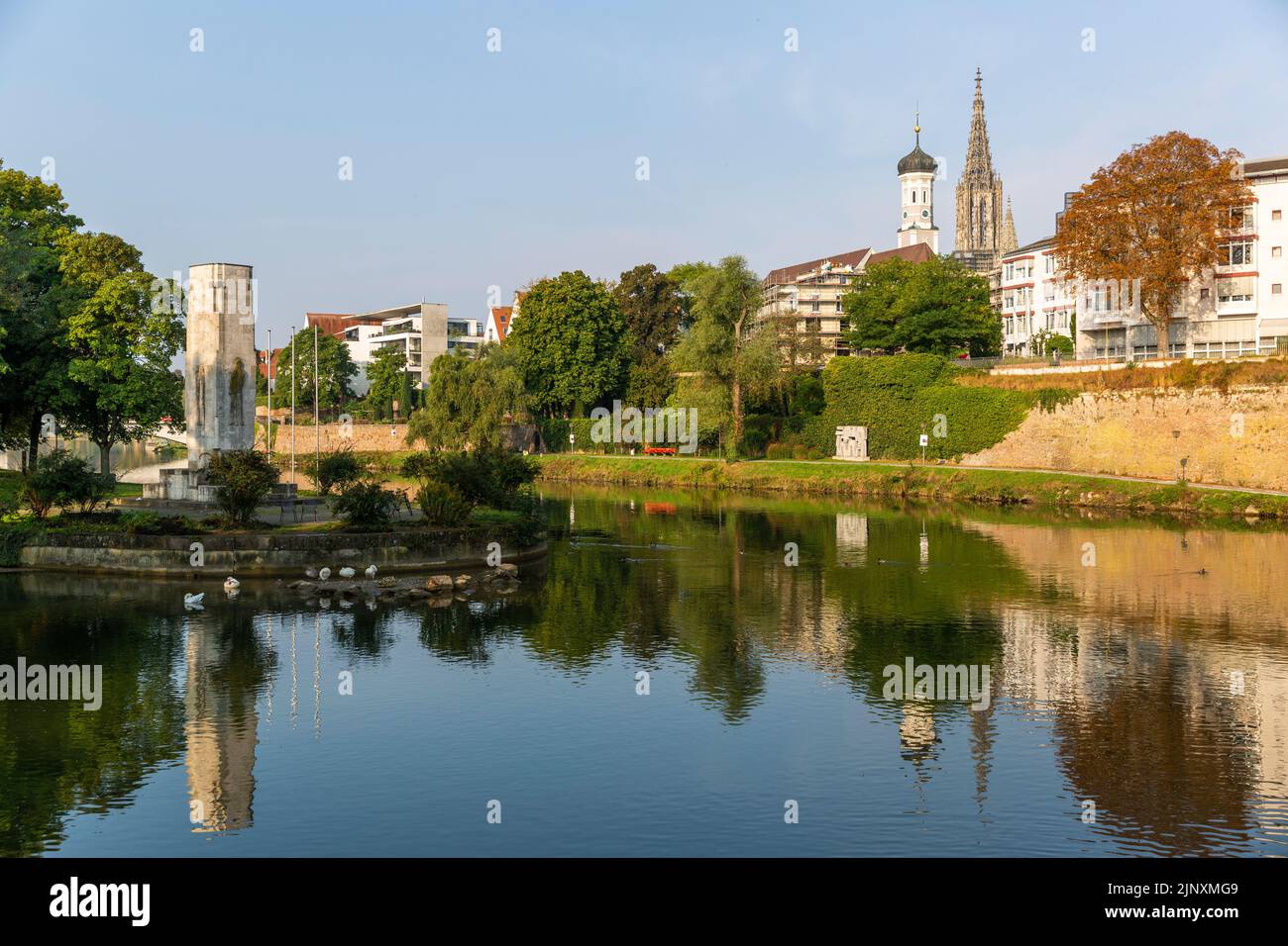 Paesaggio cittadino di Ulm con la famosa Cattedrale sullo sfondo Foto Stock