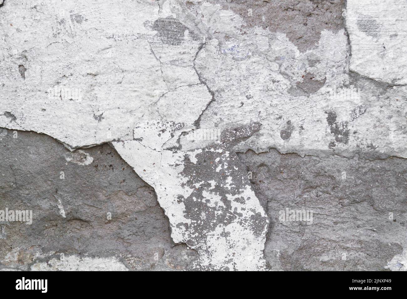 Muro di pietra con crepe profonde. Rompere il terreno. Siccità e conseguenze. Terra asciutta incrinata. Primo piano della texture. Foto Stock