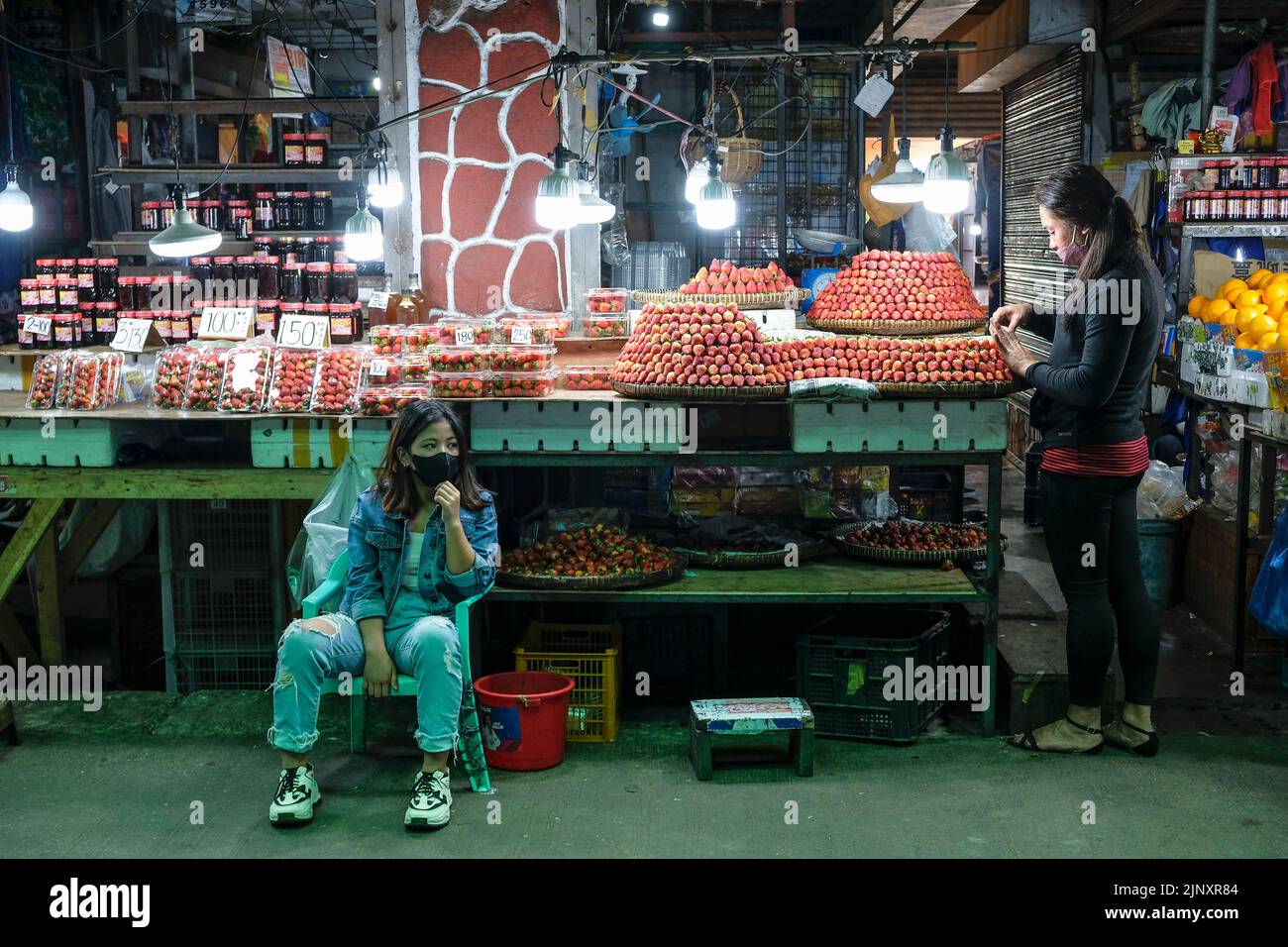 Baguio, Filippine - 2022 agosto: Stand di fragole nel mercato di Baguio il 4 agosto 2022 a Baguio, Luzon, Filippine. Foto Stock