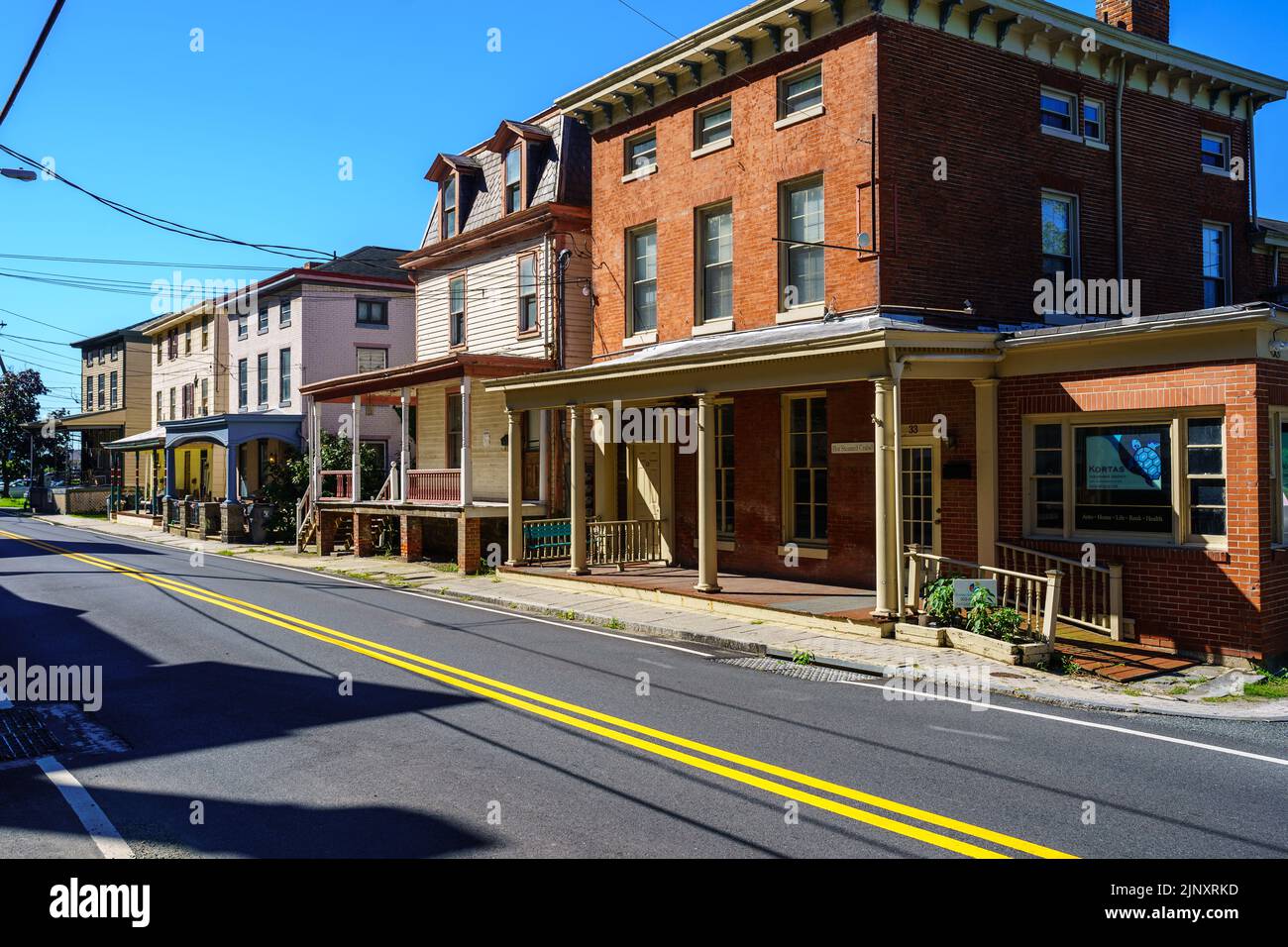 Port Deposit, MD, USA – 13 agosto 2022: Vista su alcuni edifici della storica città fluviale. Foto Stock