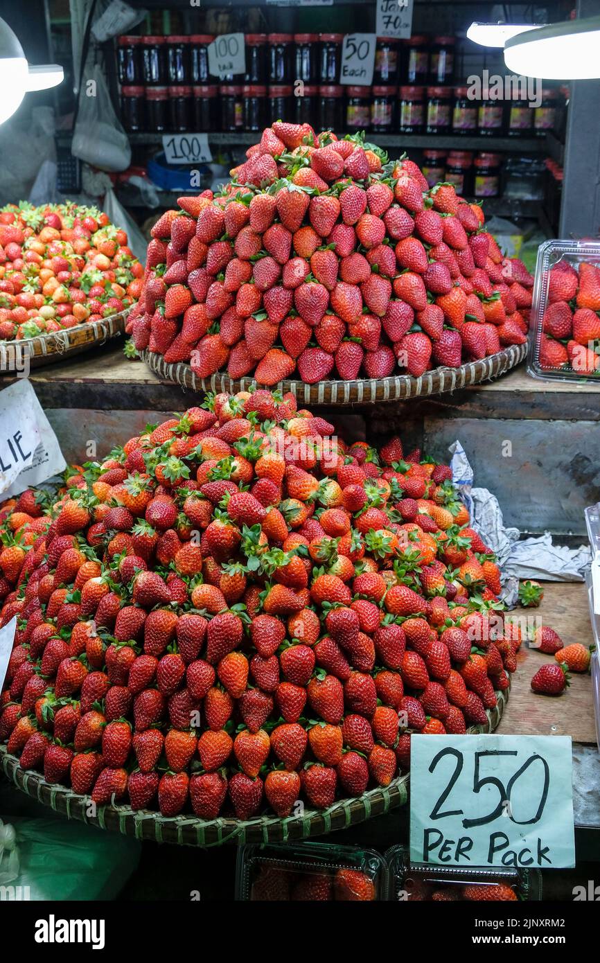 Baguio, Filippine - 2022 agosto: Stand di fragole nel mercato di Baguio il 4 agosto 2022 a Baguio, Luzon, Filippine. Foto Stock