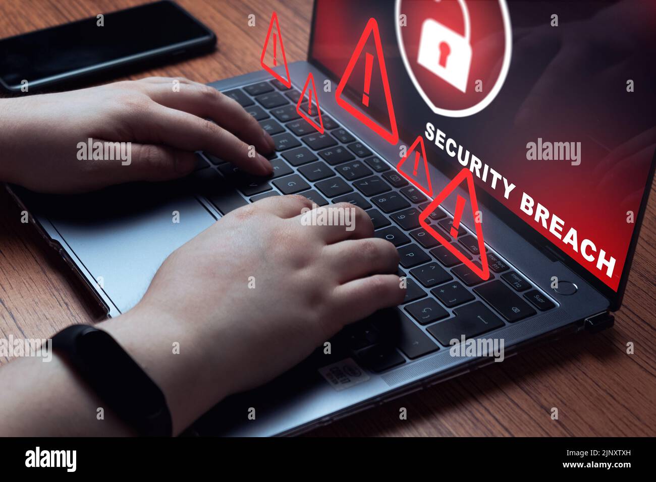 Donna che utilizza un notebook con avviso di violazione del sistema sullo schermo. Sicurezza informatica tecnologia aziendale per la protezione dei dati. Foto Stock