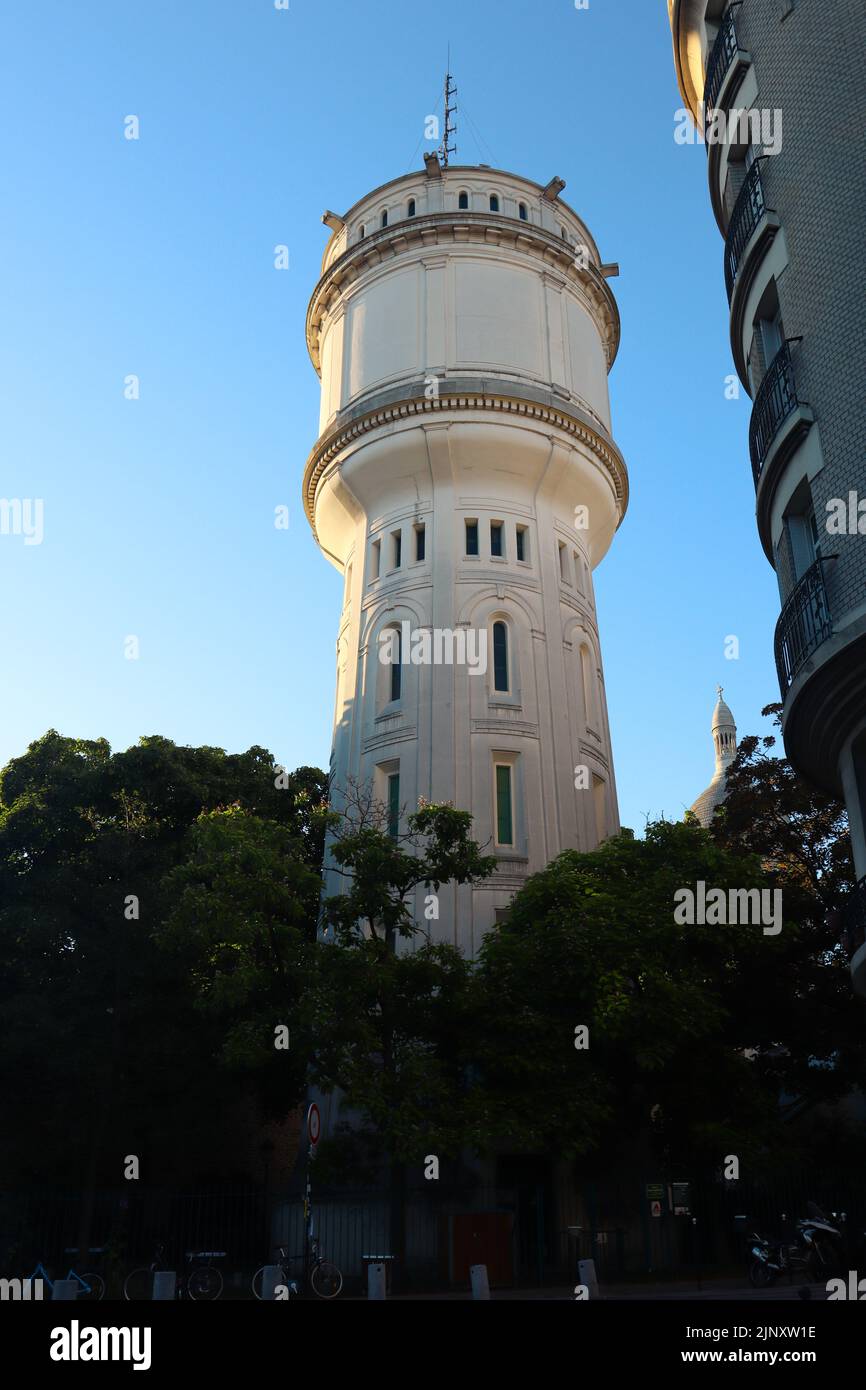 La torre dell'acqua di Montmartre vicino al Sacro cuore. Foto Stock
