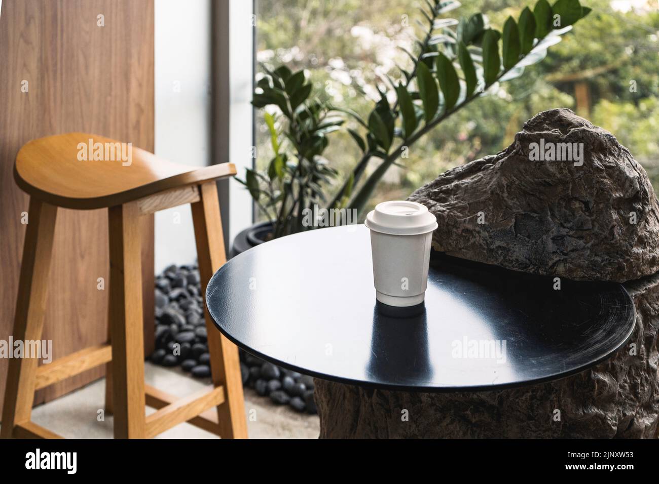 Tazza di caffè sul tavolo con un design in legno stool.Interior architettura e decorazione Foto Stock