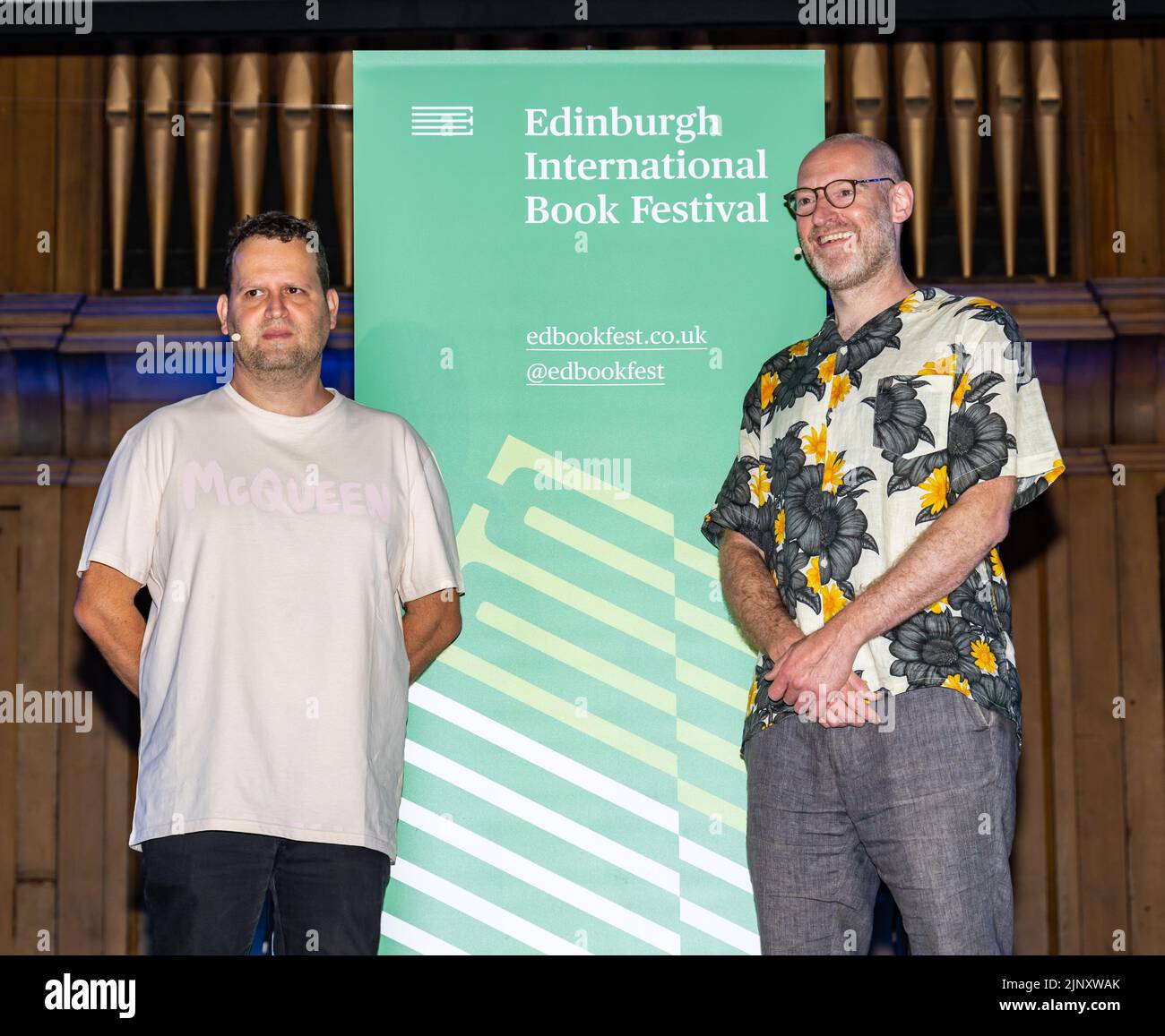 Edimburgo, Scozia, Regno Unito, 14th agosto 2022. Edinburgh International Book Festival: Il festival annuale per gli amanti dei libri inizia questo fine settimana. Nella foto: Adam Kay, comico ed ex medico, è stato affiancato dall'illustratore, comico e scrittore Henry Paker per alcuni tragici disegni dal vivo nel loro tour della storia della medicina. Credit: Sally Anderson/Alamy Live News Foto Stock