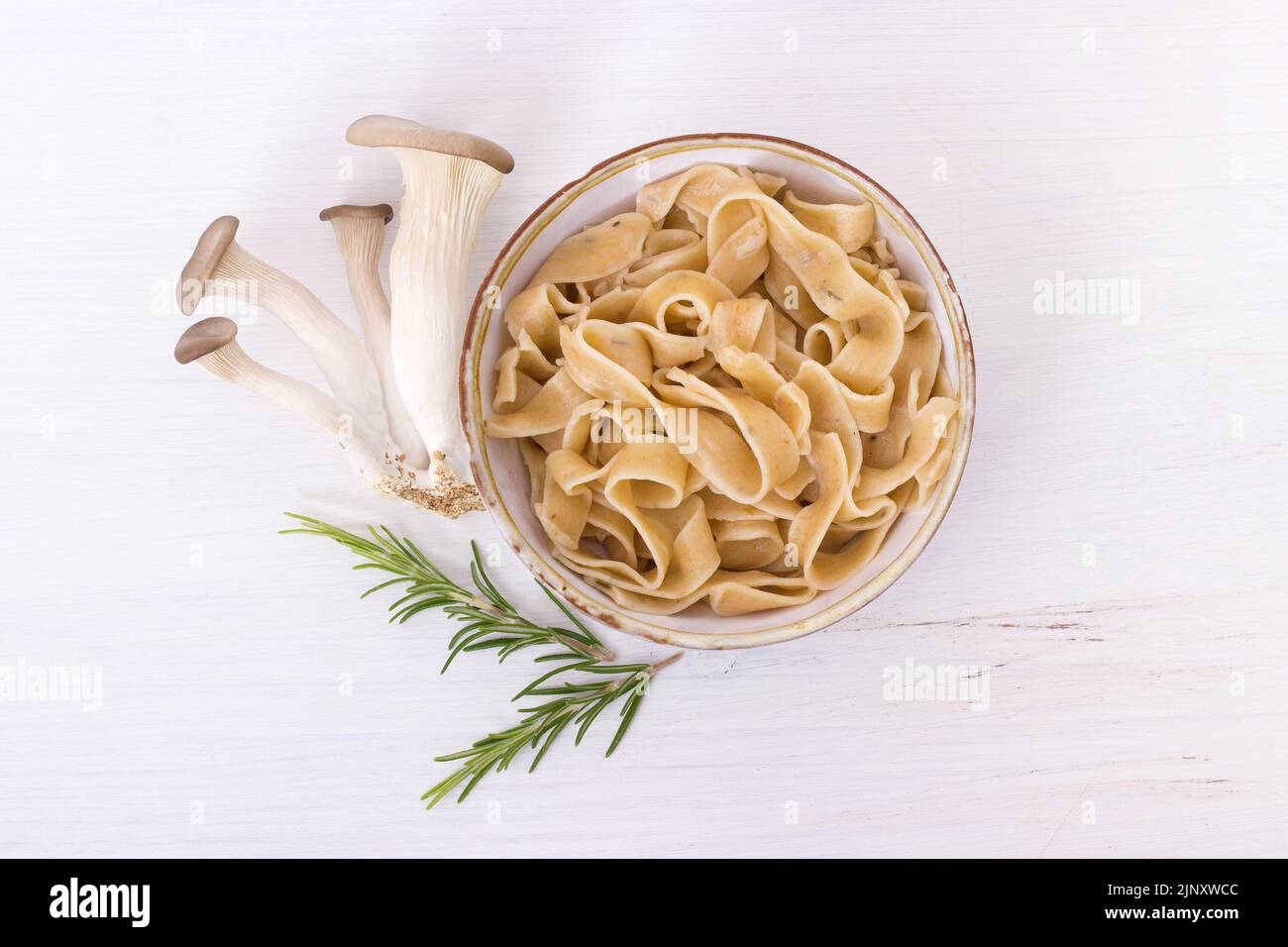 Pasta fresca con funghi e rosmarino Foto Stock