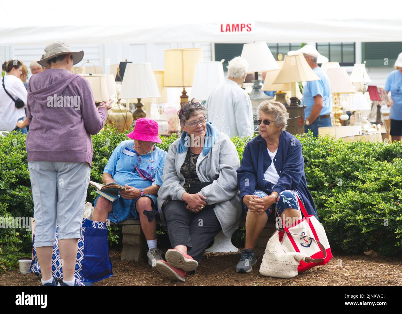 Un gruppo di anziani che si rilassano in una chiesa mercato delle pulci a Dennis, Massachusetts su Cape Cod Foto Stock