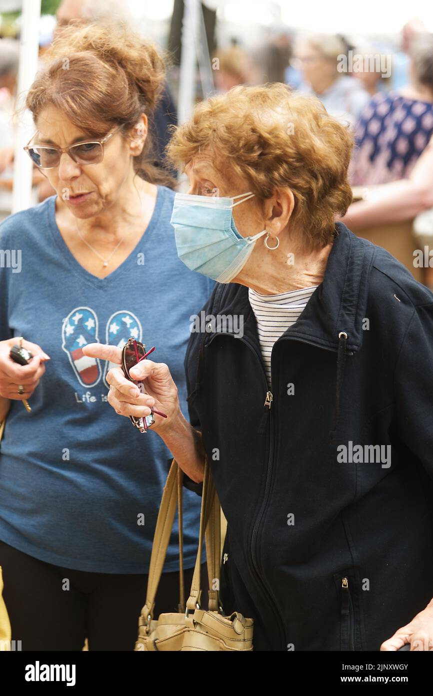 Due donne in una chiesa mercato delle pulci a Dennis, Massachusetts a Cape Cod Foto Stock