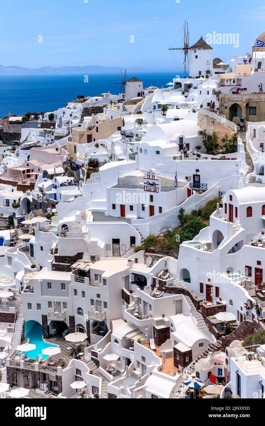 Una vista della città di Oia sull'isola di Santorini, Isole greche, Grecia. Foto Stock