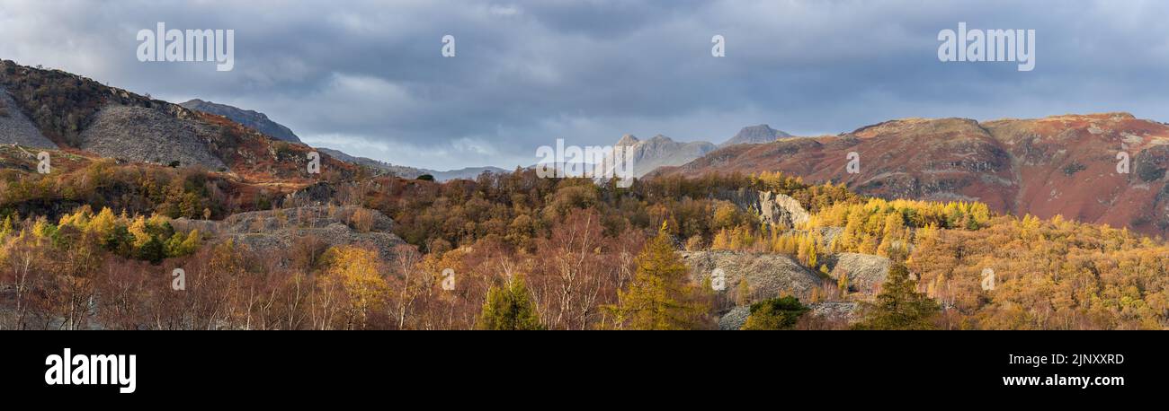 Epica immagine paesaggistica di una splendida luce del tramonto autunnale attraverso Langdale Pikes guardando da Holme Fell nel Lake District Foto Stock