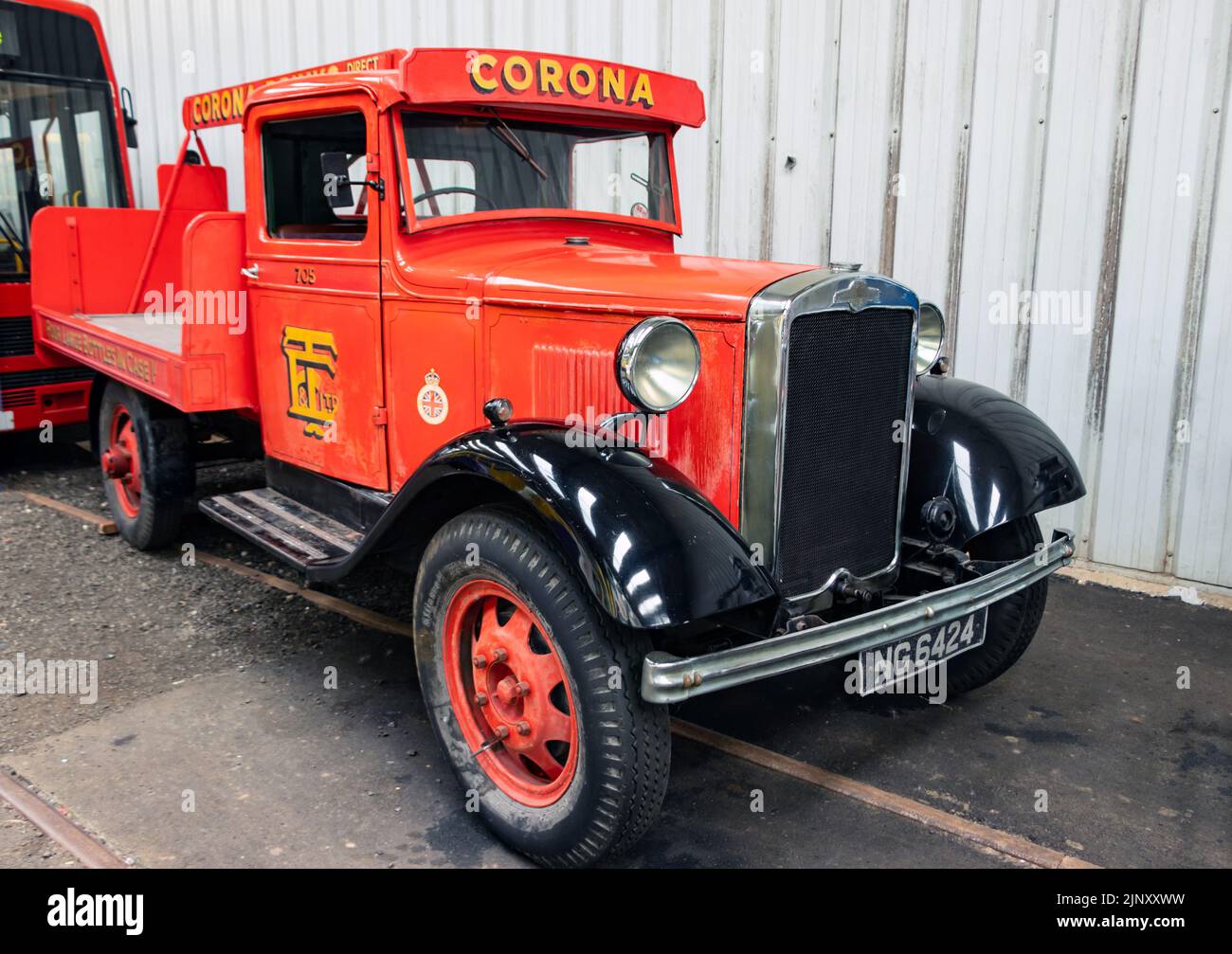 1934 rosso d'annata Morris Commercial C-TYPE CS11/30: NG 6424 corona drink consegna camion al North East Land Sea & Air Museum Foto Stock