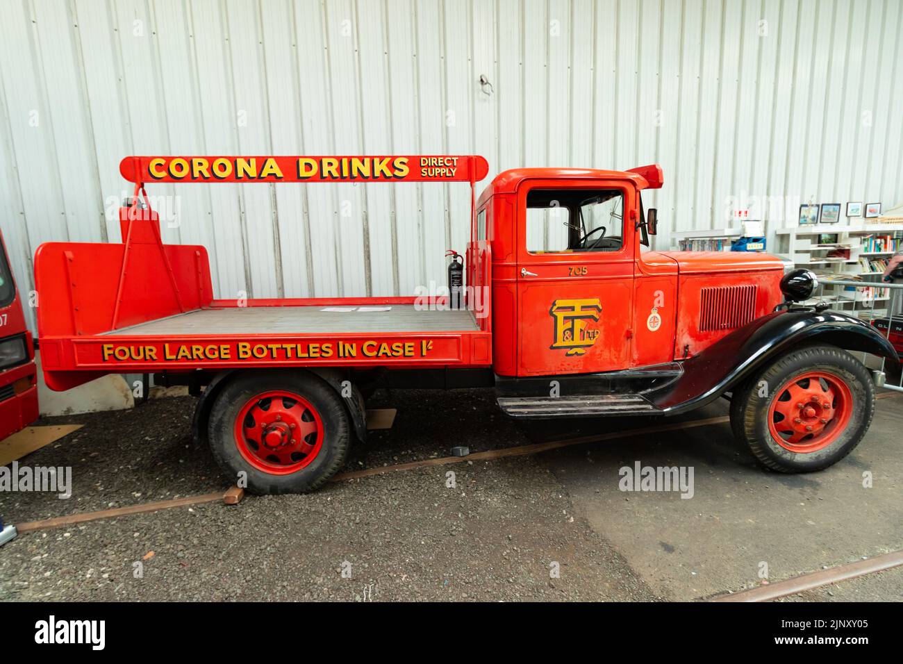 1934 rosso d'annata Morris Commercial C-TYPE CS11/30: NG 6424 corona drink consegna camion al North East Land Sea & Air Museum Foto Stock