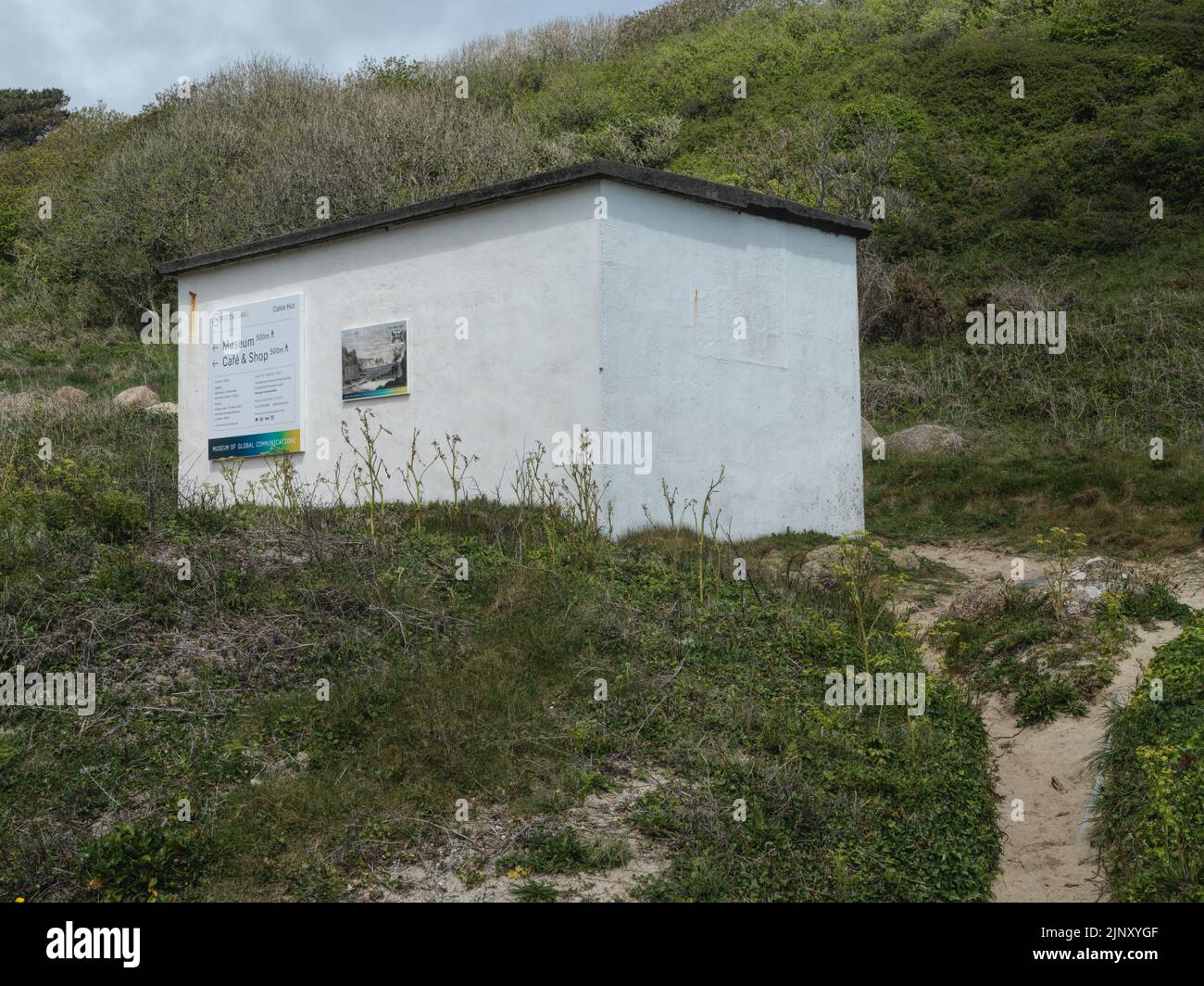 Il capanno telegrafico in cima alla spiaggia di Porthcurno Foto Stock