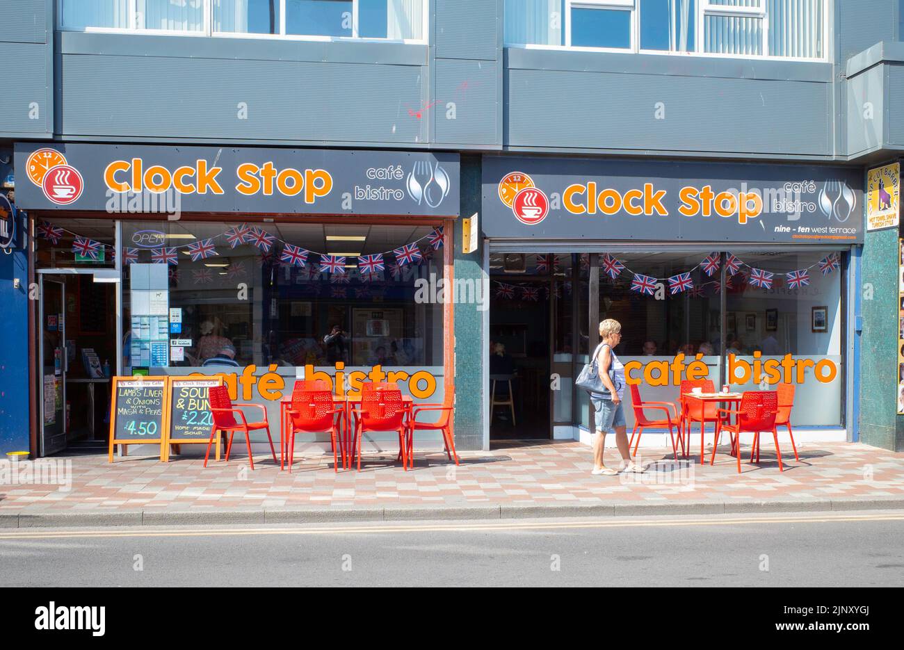 I clienti che desiderano rinfrescarsi al Clock Stop Café Bistro by the Orologio della città nel centro di Redcar Cleveland North Yorkshire Foto Stock