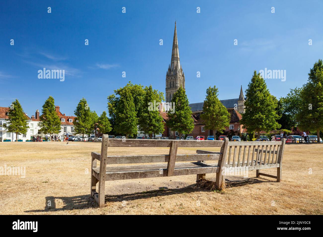 Pomeriggio estivo a Choristers Square a Salisbury, Wiltshire, Inghilterra. Foto Stock