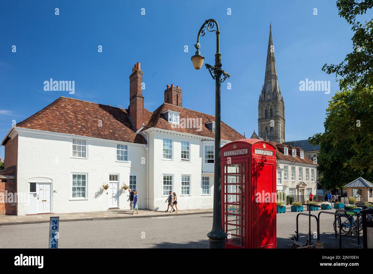 Pomeriggio estivo a Choristers Square a Salisbury, Wiltshire, Inghilterra. Foto Stock