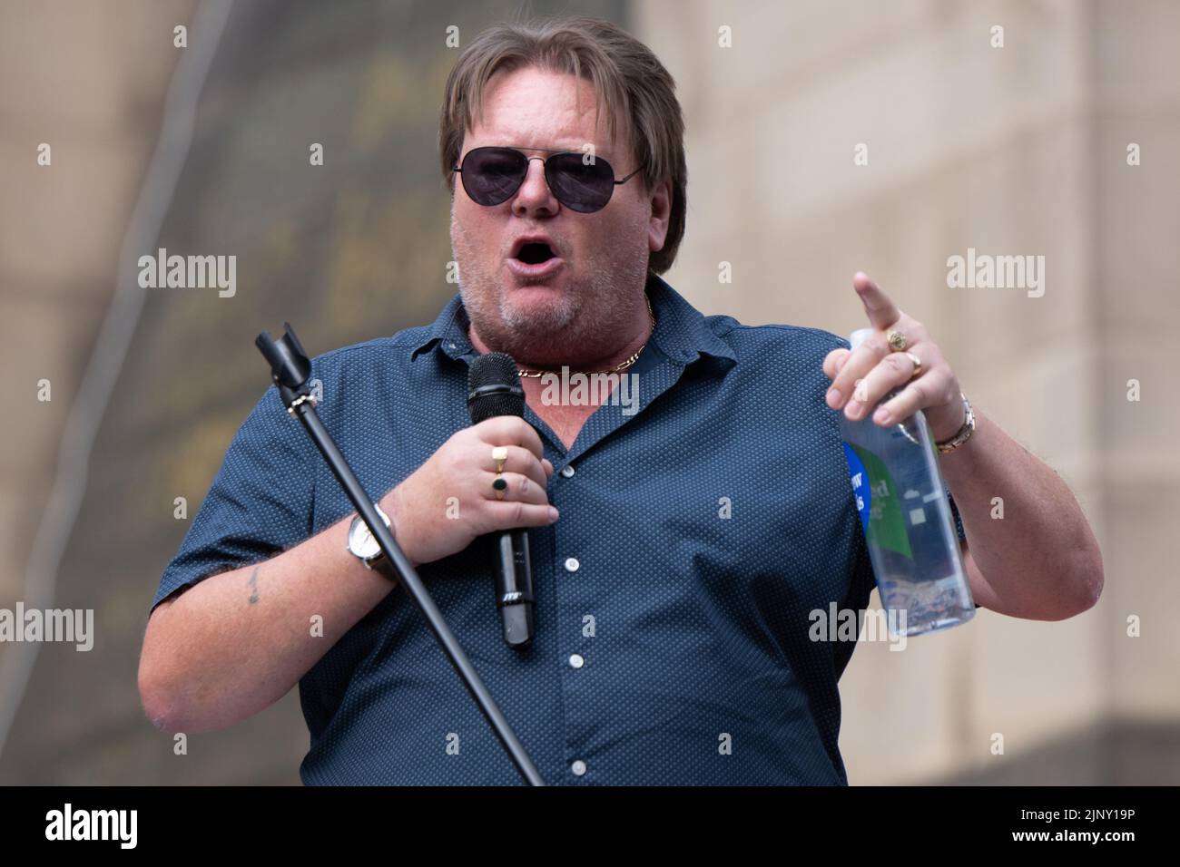 Ian Hodson, Presidente nazionale del Bakers, Food and Allied Workers' Union, Manchester si rivolge alla folla britannica 14th agosto 2022 a Peterloo March, seguito da un Rally in Piazza San Pietro. Julian Assange film è stato mostrato 6,30pm al Briton's Protection, che ha legami storici con il massacro di Peterloo del 16 agosto 1819. L'Assemblea popolare di Manchester sostiene la marcia e il raduno di Peterloo e si è impegnata in alcune organizzazioni. Credit: GaryRobertsphoto/worldwidefeatures.com Foto Stock