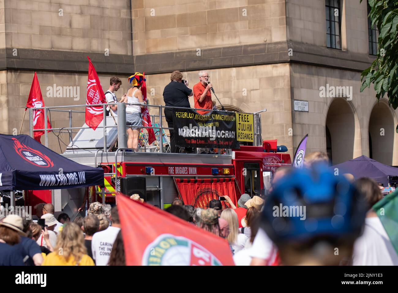 Jeremy Corbyn si rivolge al rally di Manchester, Regno Unito. 14th agosto 2022 a Peterloo marzo. Marchers riuniti a Piccadilly Garden. Seguito da un Rally a Piazza San Pietro. Il sito del massacro di Peterloo che si è svolto il 16th agosto 1819. L'Assemblea popolare di Manchester sostiene la marcia di Peterloo. Credit: GaryRobertsphotography/Alamy Live News Foto Stock