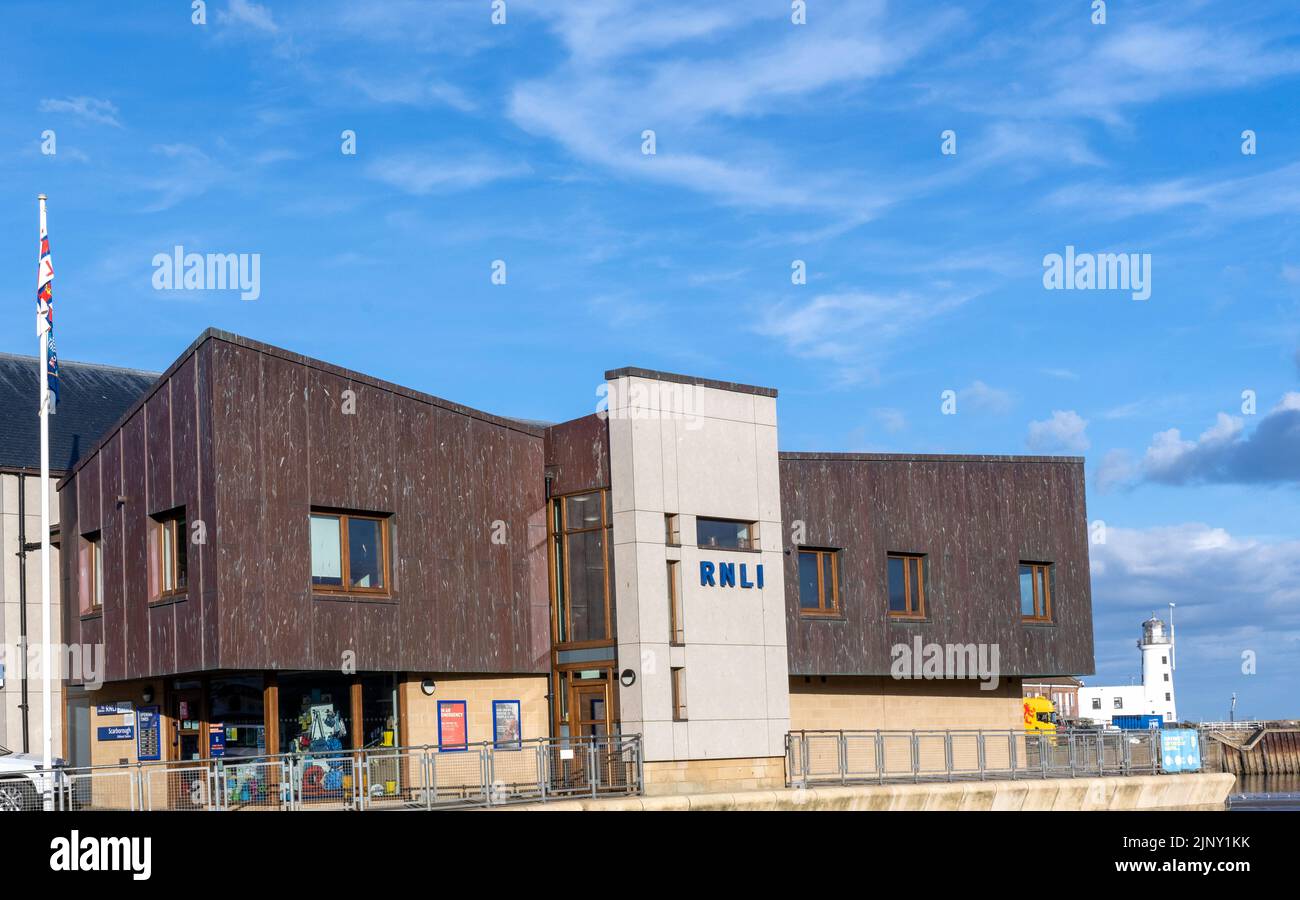 RNLI Scarborough Lifeboat Station, West Pier, Foreshore Road, Scarborough, North Yorkshire, Inghilterra, Regno Unito Foto Stock