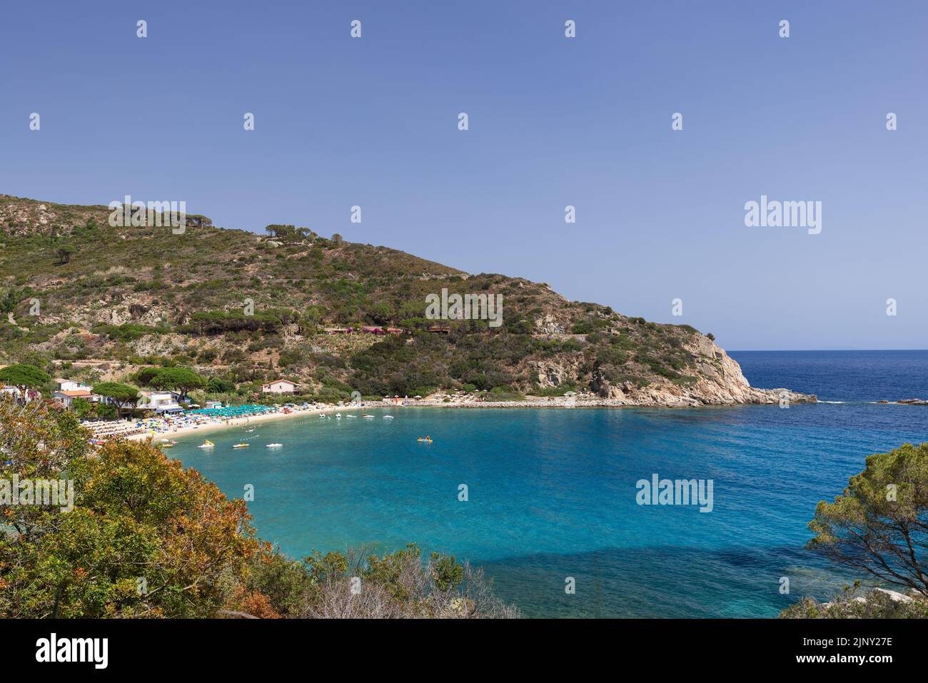 La bellissima Cavoli è una delle spiagge più famose e più coronate dell'Isola d'Elba, grazie al mare cristallino, alla bellissima sabbia Foto Stock
