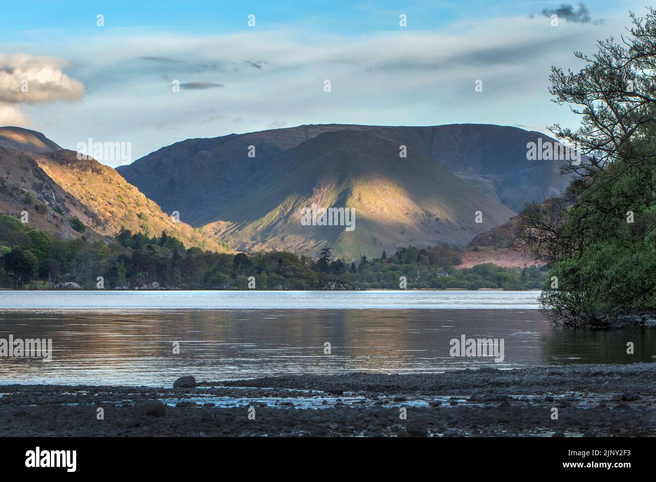 Ullswater tarda sera sole e ombre sulle montagne Foto Stock